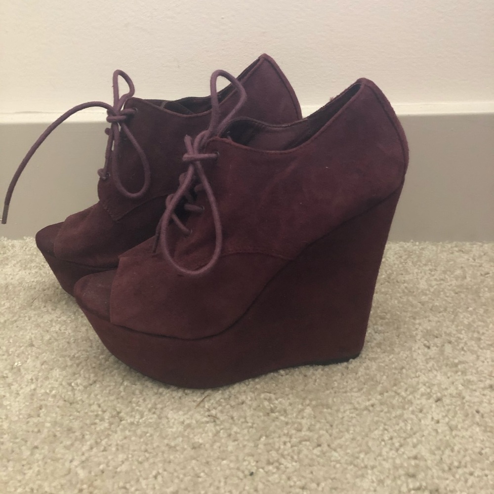 7.5 women’s Steve Madden plum colored wedges